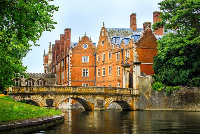 How to decide between Oxford and Cambridge University - Advice from our Oxbridge Admissions Consultancy
