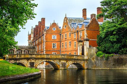 How to decide between Oxford and Cambridge University - Advice from our Oxbridge Admissions Consultancy